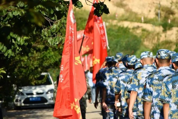 學校組織2023級軍訓新生進山徒步拉練