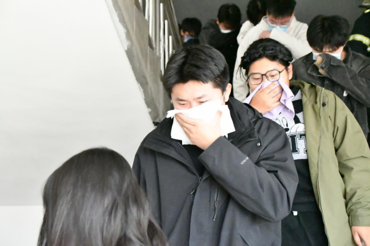 我校組織開展消防滅火和應急疏散演練
