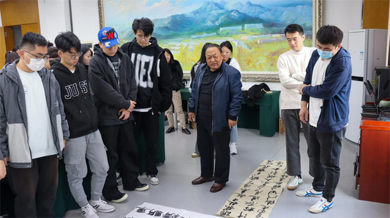 萊蕪市書法家協會主席部傳河為設計與美術學院師生講座指導