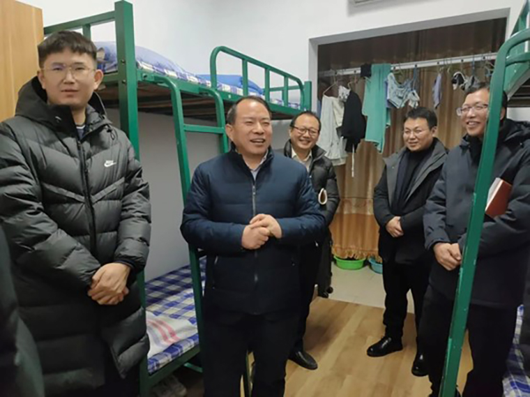 校領導到國際商學院學生宿舍走訪慰問