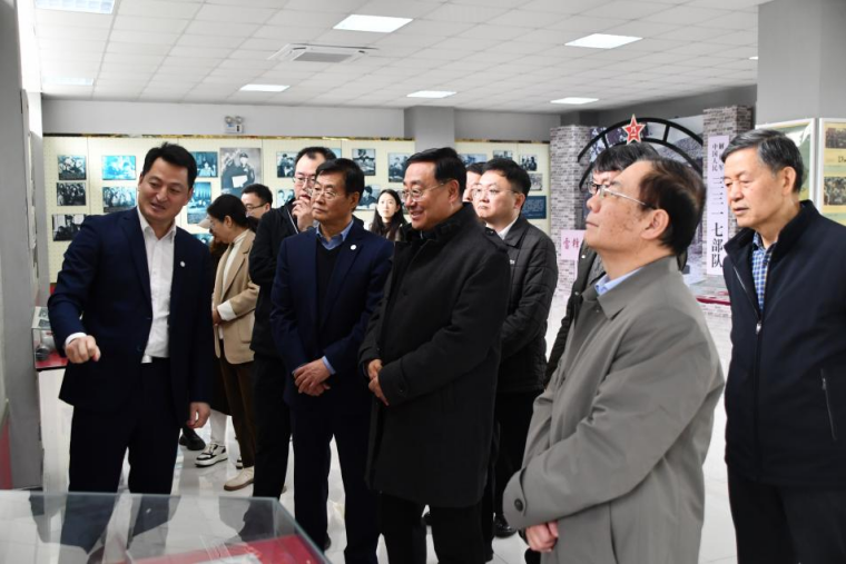 青島電影學院在我校雷鋒館掛牌成立思想政治理課實踐教學基地