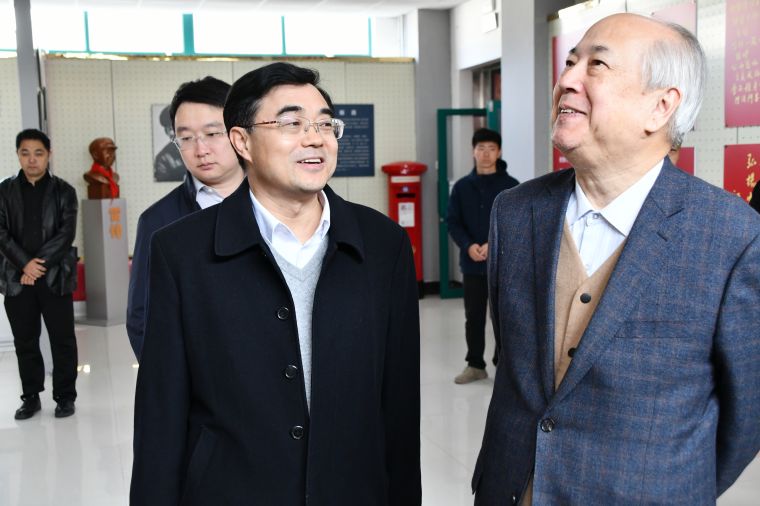 錢學森之子錢永剛做客青島黃海學院山海大講堂講述錢學森科學家精神