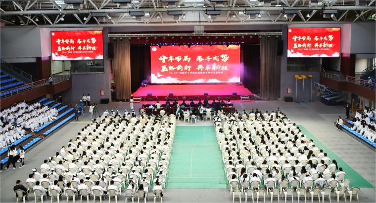 青島黃海學院醫學院舉行“5.12”國際護士節授帽儀式暨慶祝建院十周年文藝晚會
