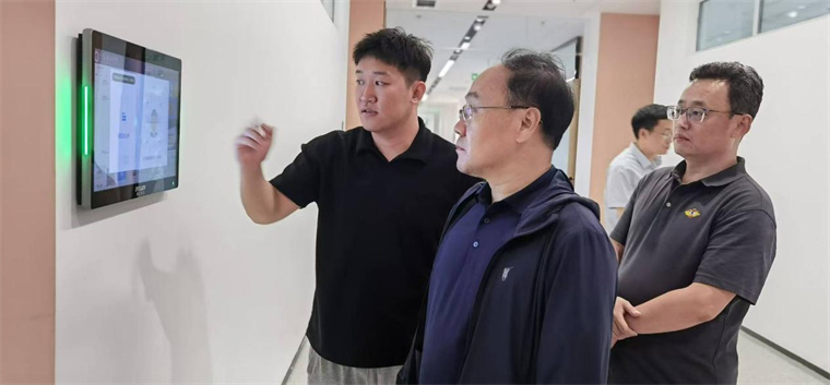 山東工藝美術學院院長董占軍一行來校交流