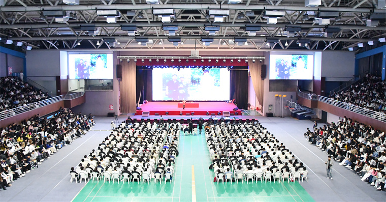 全國道德模范田秀英到校做《笑對人生》專題報告
