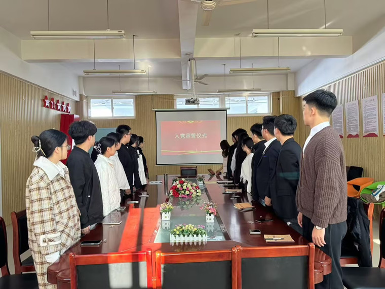 建筑工程學院舉行入黨宣誓儀式 