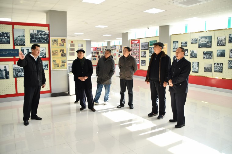 西海岸新區關工委五老志愿者在青島黃海學院召開紀念雷鋒85周年誕辰座談會