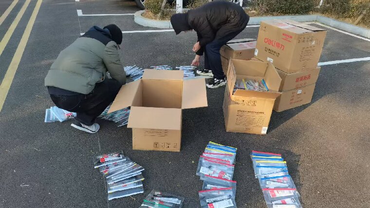 考研工作辦公室向考研學生贈送“暖心禮包”，助力考研夢想