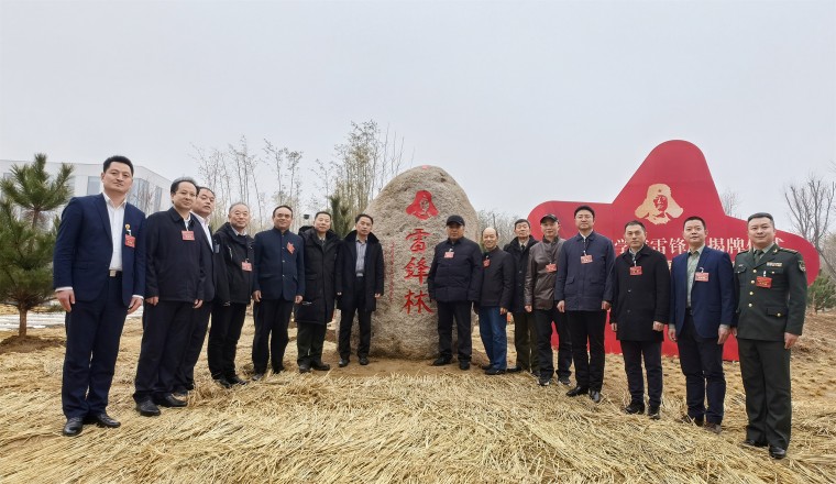 春雨潤新林丨雷鋒班班長與黃海學子共植