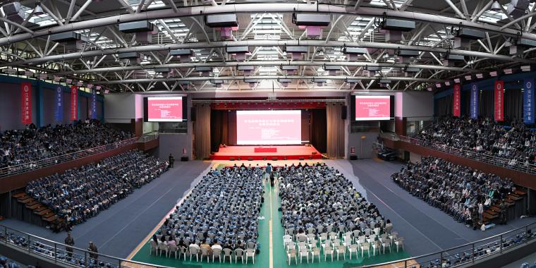 學校關工委主任宋慶澤為2025級新生作校史校情報告