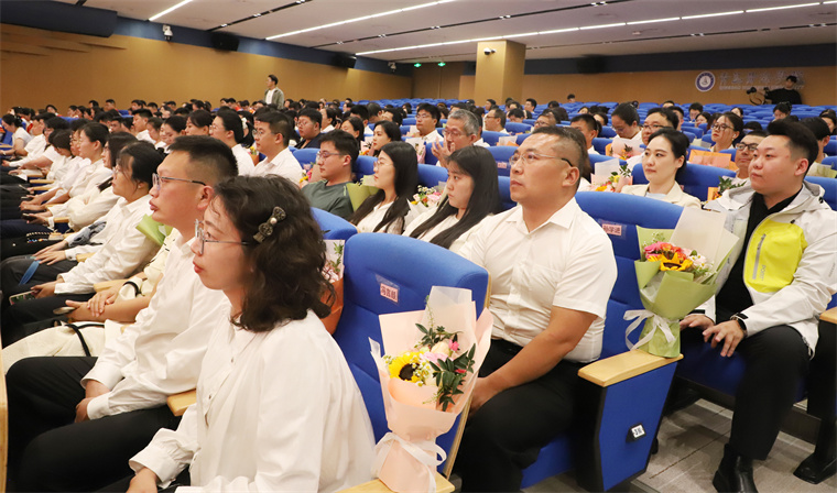 青島黃海學院舉行慶祝第42個教師節表彰大會