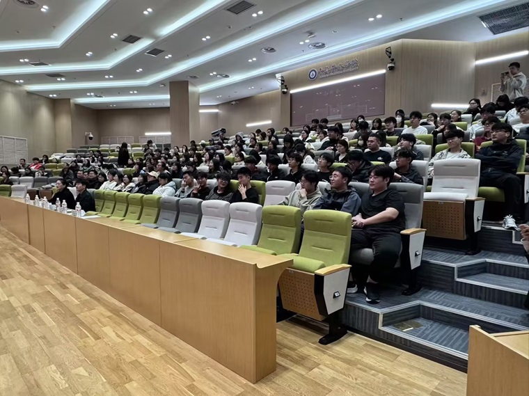 國際商學院舉辦第三期儒商講堂——以古代易學思想指導當代商業思維變通