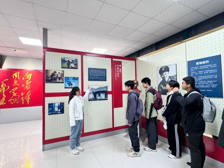 追尋雷鋒足跡，感悟時代精神︱語言文化學院組織學生參觀雷鋒紀念館