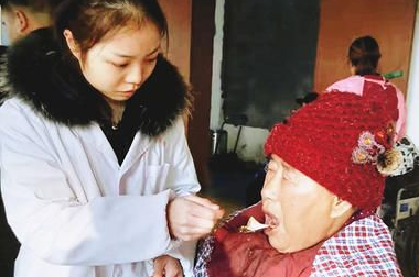 我校學生鮑晴晴連續多年扶老助殘獲感謝