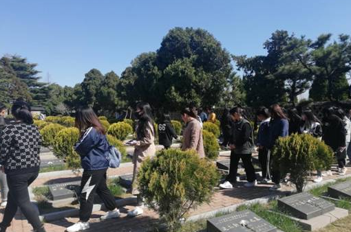 我校護理與健康學院組織祭奠英烈活動