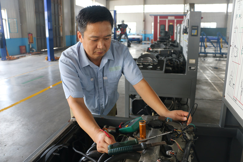 28武良可 汽修實習指導教師 汽車維修工高級技師_副本.jpg