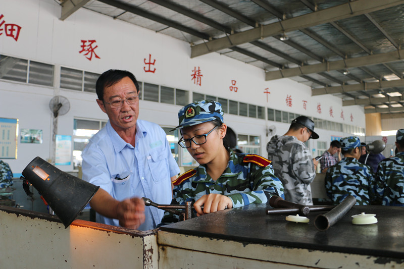 車工實訓教師耐心指導_副本.jpg