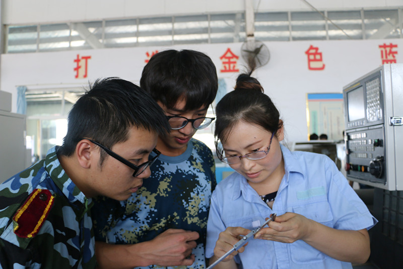 數控車實訓教師耐心指導_副本.jpg