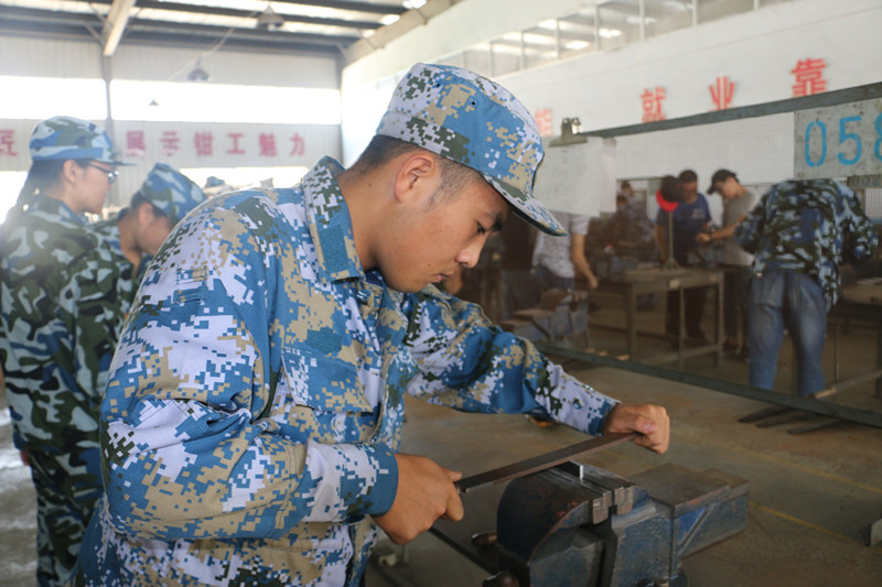 鉗工實訓認真、專注_副本.jpg